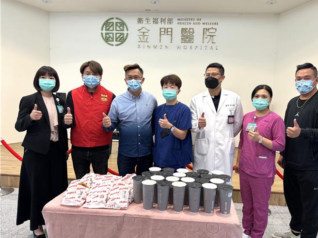 金門地區多家連鎖企業負責人李鍾靈(左三)8日帶著雞排與飲料前往金門醫院慰勞急診室的第一線醫護人員，感謝他們的救命之恩以及為鄉親守護健康的辛勞。(于家麒攝)