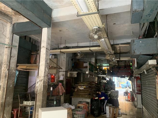 基隆市公有信义市场每天採买人潮眾多，但建物使用已逾50年，不仅老旧还出现混凝土剥落、钢筋锈蚀裸露等情况，相当危险。基市府表示，目前拟採都更方式重建，明年会评估中继站设置地点，让民眾採买需求不受影响。（徐佑升摄）