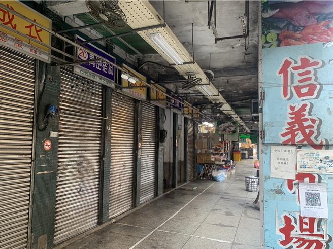 基隆市公有信义市场每天採买人潮眾多，但建物使用已逾50年，不仅老旧还出现混凝土剥落、钢筋锈蚀裸露等情况，相当危险。基市府表示，目前拟採都更方式重建，明年会评估中继站设置地点，让民眾採买需求不受影响。（徐佑升摄）