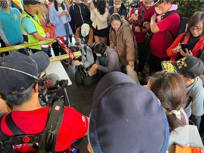 苗栗白沙屯拱天宫妈祖「粉红超跑」抵达花莲，信徒涌入接驾，跪地，跪地钻轿脚祈福。（民眾提供／王志伟花莲传真）