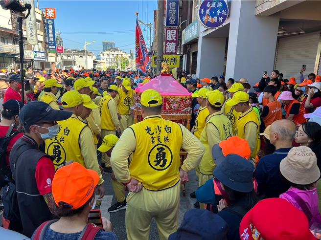 苗栗白沙屯拱天宫妈祖「粉红超跑」抵达花莲，信徒涌入接驾，跪地，跪地钻轿脚祈福。（民眾提供／王志伟花莲传真）