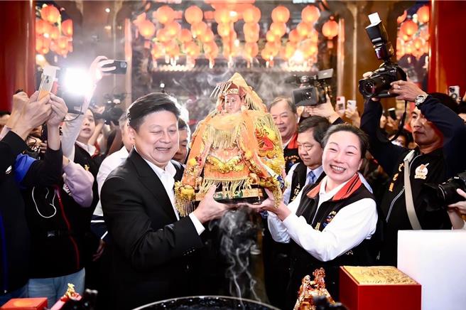 粉红超跑白沙屯妈祖8日晚间抵达花莲港天宫外路口，由花莲县长徐榛蔚、立委傅昆萁、港天宫董事长赖荣文前往接驾。（花莲县府提供／王志伟花莲传真）