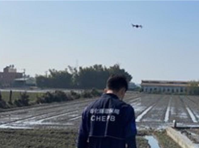 彰化县环保局因应空品变差启动紧急应变机制，7日以无人机及架设AI自动判烟系统等方式，并结合警、消加强取缔露天燃烧行为。（彰化县环保局提供／孙英哲彰化传真）