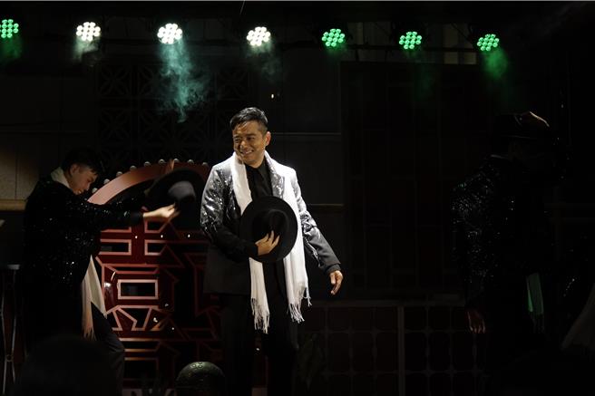 岑永康在台上表演劉文正經典歌曲〈諾言〉。（金星文創提供）