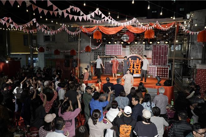 《一村喜事》現場帶動唱。（金星文創提供）