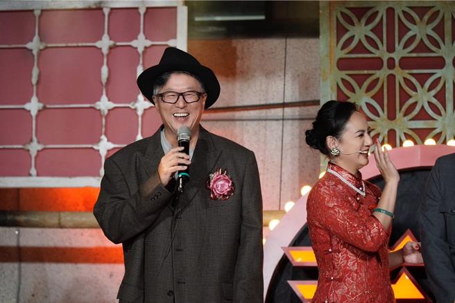 王偉忠（左）被cue上台即興演出。（金星文創提供）