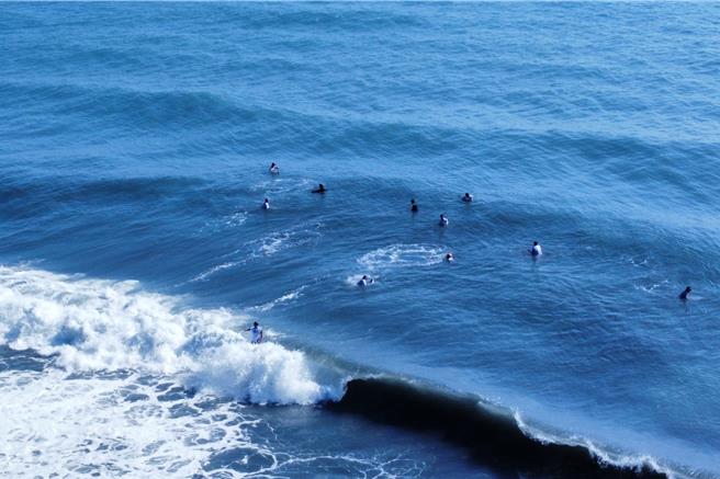 苏澳乌石鼻以南至和平溪以北禁止从事衝浪等水域活动，9日衝浪玩家在南澳神秘沙滩北侧下水衝浪，表达开放水域的诉求。（参与民眾提供／李忠一宜兰传真）