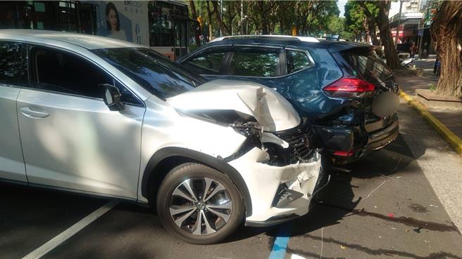北市發生公車連撞3休旅車的交通事故，共造成3人受傷1人送醫。（翻攝照片／林郁平台北傳真）