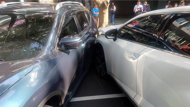 北市發生公車連撞3休旅車的交通事故，共造成3人受傷1人送醫。（翻攝照片／林郁平台北傳真）