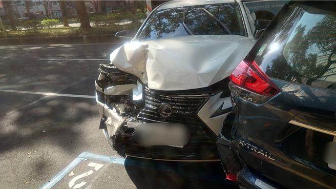 北市發生公車連撞3休旅車的交通事故，共造成3人受傷1人送醫。（翻攝照片／林郁平台北傳真）