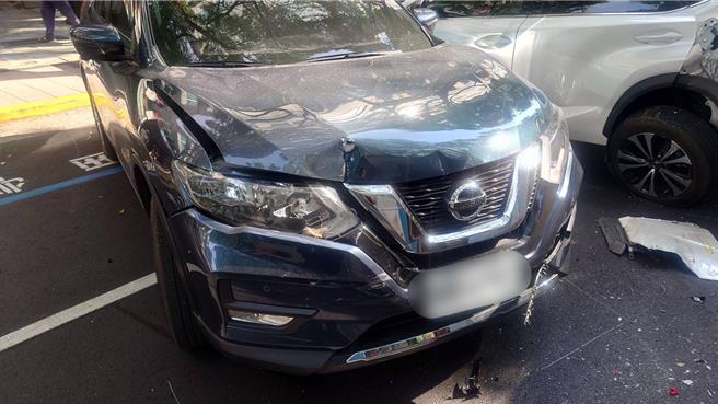 北市發生公車連撞3休旅車的交通事故，共造成3人受傷1人送醫。（翻攝照片／林郁平台北傳真）