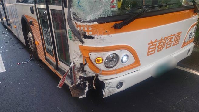 北市發生公車連撞3休旅車的交通事故，共造成3人受傷1人送醫。（翻攝照片／林郁平台北傳真）
