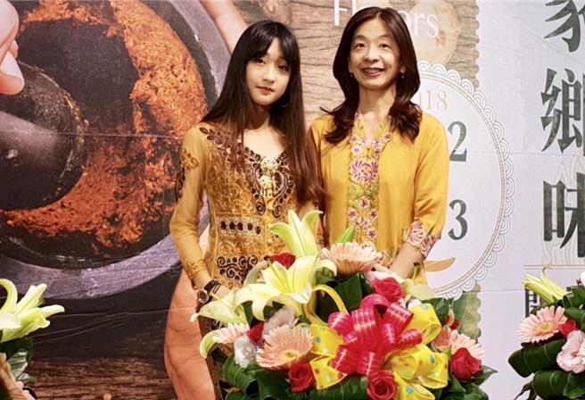 来自印尼的林达（右）荣获优秀新住民表扬。（移民署提供）