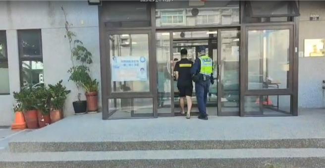 清水警分局9日指出，警方調閱沿路監視器，追查到18歲李姓與19歲黃姓男子擅闖高美溼地，於溼地上騎乘機車，違反《野生動物保育法》將處5萬元以上25萬元以下罰鍰。（清水警分局提供／張妍溱台中傳真）