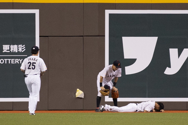 日本中外野手逢泽崚介（右）撞伤退场。（中华棒协提供）