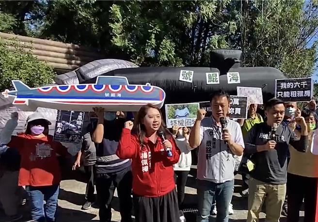 民進黨立委參選人蔡銘軒「路過」國民黨立委馬文君埔里住處前抗議，認為6004元可以租700坪土地令人羨慕。（楊靜茹攝）