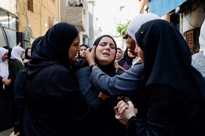 圖為以哈戰爭期間，以軍攻擊約旦河西岸營地（ Far'a camp）的巴勒斯坦人，造成大量西岸家庭破碎。（圖／路透社）