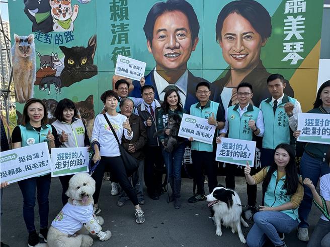 國寶級手繪看板大師顏振發繪製的貓狗主題競選看板9日亮相，台南市長黃偉哲(前排左五))與立委陳亭妃(前排左四)、林宜瑾(前排左六)及黨籍議員們一起在看板前合影。(曹婷婷攝)