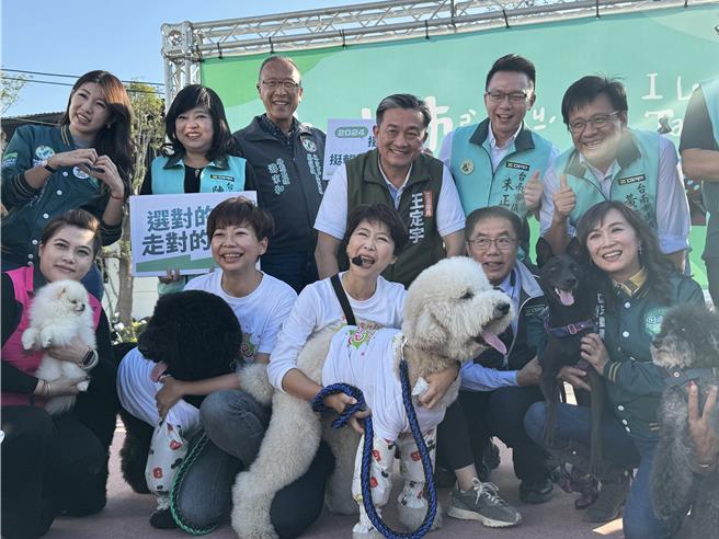 民進黨總統參選人賴清德台南競選總部9日下午有一場「毛孩趴」，市長黃偉哲(前排左四)帶著他的黑妞到場。(曹婷婷攝)