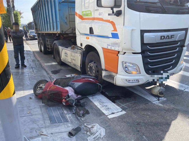 彰化县伸港乡兴工路9日上午发生死亡车祸，1辆曳引车见路口号志的右转指示灯亮起，起步要右转时，撞上1部机车，造成机车骑士伤重死亡。（民眾提供／孙英哲彰化传真）