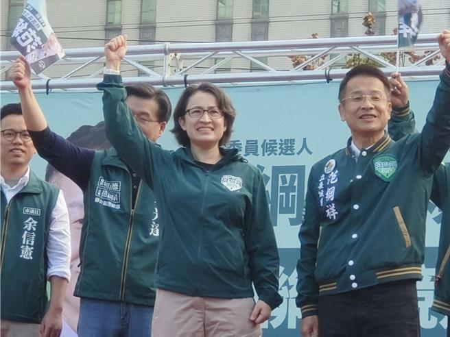 民進黨副總統參選人蕭美琴9日到桃園為黨籍立委參選人范綱祥站台，蕭美琴說，1997年桃園縣長補選時，自己參與競選，第一次就在桃園，是她從政路起頭的地方。（賴佑維攝）