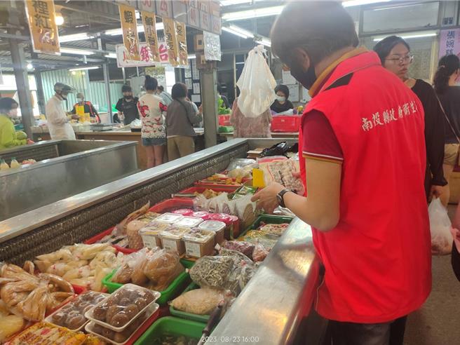 南投縣衛生局近日前往生鮮超市、傳統市場、火鍋店、飯店等稽查，火鍋料及蔬果等共計90件送驗，其中火龍果、大辣椒共2件產品不合格。（南投縣衛生局提供／楊靜茹南投傳真）