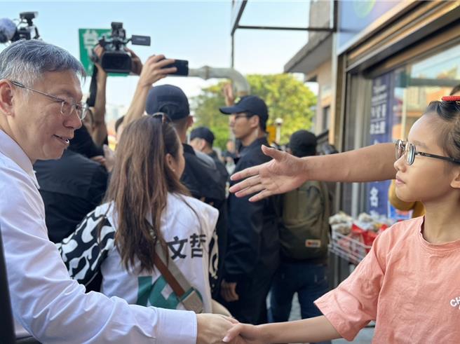 民眾党总统参选人柯文哲今（9）日到新北市淡水老街扫街，被热情的民眾一路簇拥。（柯毓庭摄）