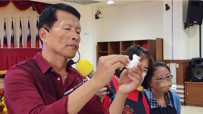 湖西鄉公所迎接冬至，於9日在公所2樓禮堂舉辦「冬至來趣湖西嗨三寶」的活動，南寮社區理事長陳有擇（左一）率專業師傅現場指導。（許逸民攝）