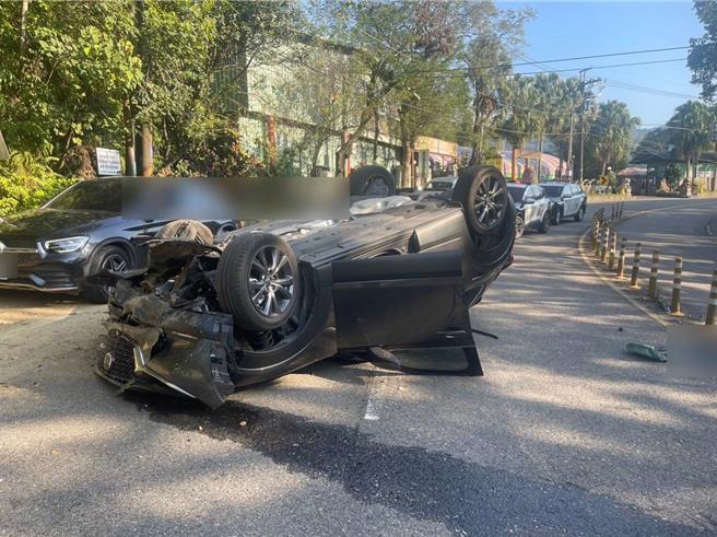 桃園市大溪區台3線約31.6公里處，9日下午發生車輛翻覆事故。（翻攝照片／蔡明亘桃園傳真）