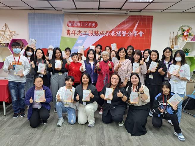 新北市社会局办理「青春有你一耆走过」活动，培力50位青年学子，经过2个月的专业和资讯培训后分组採访高龄长辈的生命故事，今（9）日举办成果发表会。（新北市社会局提供）