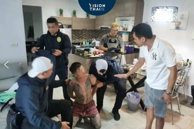 台灣1名47歲楊姓男子，日前在泰國遭警方逮捕，楊男被指控持槍脅迫女子吸毒，非法滯留，泰國警方並在楊男的住處查獲多項毒品。（翻攝泰媒）