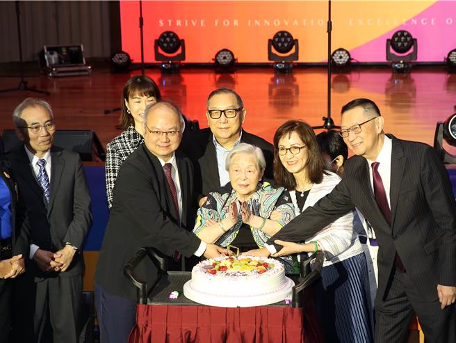 龙华科技大学月9日欢庆建校54周年，高龄近百岁的创办人孙陈淑娟、董事长孙道亨到校与龙华师生、校友共同祝贺学校生日快乐。（校方提供）