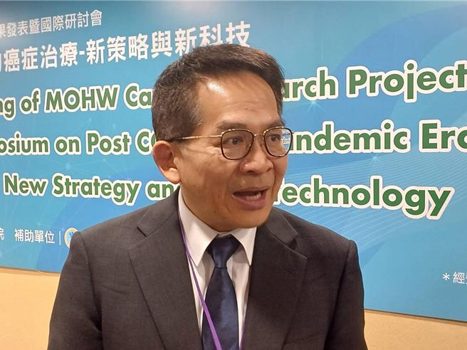 阳明交通大学医学院副院长吴俊颖说明研究成果，慢性肝炎、脂肪肝患者使用低剂量阿斯匹灵可显着降低肝癌风险。（王家瑜）