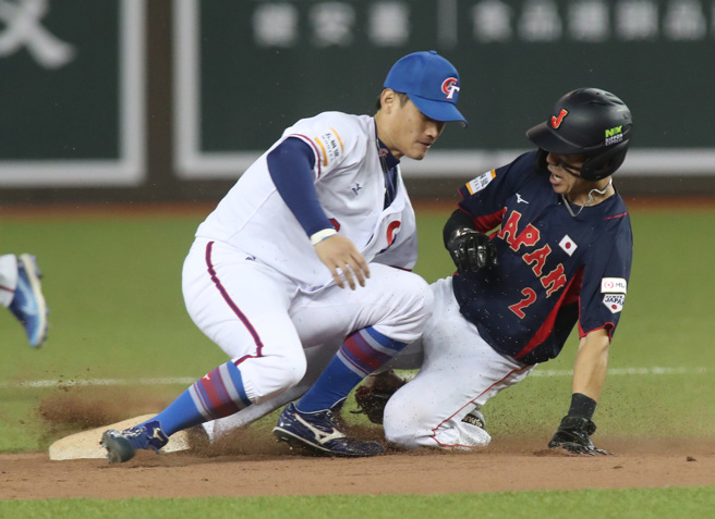 乐天桃猿林承飞（左）正为中华队争战亚锦赛。（资料照，郑任南摄）