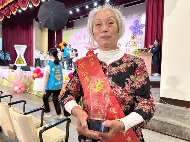 71岁吴林淑招投入照服员工作13年半，9日获颁「照顾服务员类-资深敬业奖」。(曹婷婷摄)