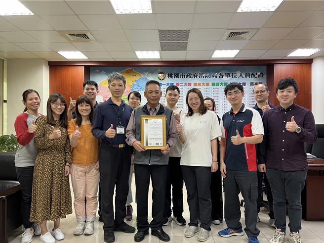 桃园市政府消防局全国首创。在火灾预防工作上通过ISO9001：2015品质管理系统认证，成功取得国际认证证书，奠定打造智慧安心城市之坚实基石。（消防提供）