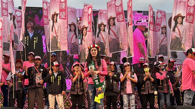 立委陳瑩（中）拚連任，今天在台東成立競選總部。（蔡旻妤攝）