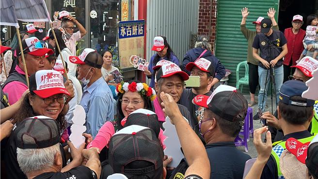 立委陳瑩（頭戴花環者）拚連任，今天在台東成立競選總部。（蔡旻妤攝）