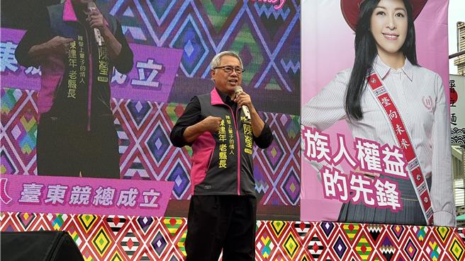 前台東縣長陳建年今天身穿「陳瑩上輩子的情人」背心出席活動。（蔡旻妤攝）