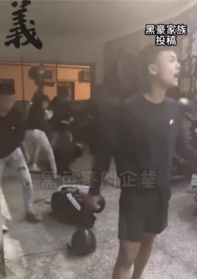 近日网路流传一段「全武行」影片，一群人在恒春某KTV前广场大打出手，有人徒手狂欧、有人拿安全帽狂打，画面相当惊人。（翻摄自黑色豪门企业／谢佳潾屏东传真）