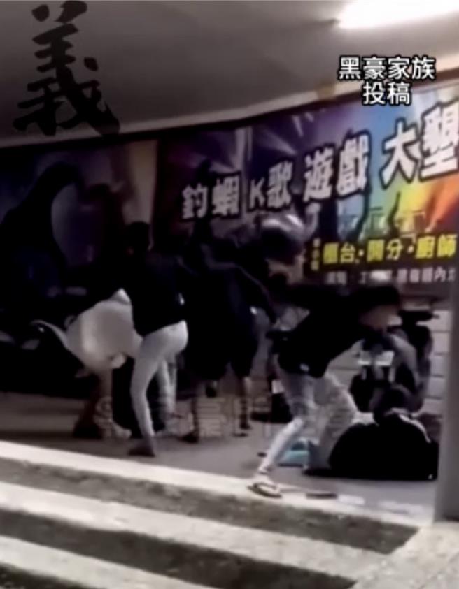 近日网路流传一段「全武行」影片，一群人在恒春某KTV前广场大打出手，有人徒手狂欧、有人拿安全帽狂打，画面相当惊人。（翻摄自黑色豪门企业／谢佳潾屏东传真）