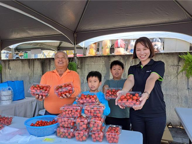 盐水区农会9日在供销部谷仓举办番茄、意麵产业活动，盐水区总干事邱子轩（右一）表示，今年帅哥番茄受颱风影响，产季延后。（盐水区农会提供／程炳璋台南传真）