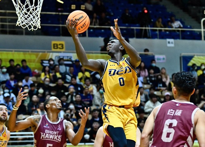 阿巴西飞身切入准备上篮。(新北中信特攻提供)