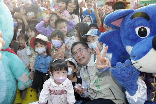 台南市长黄伟哲（前排右）9日到善糖园区参加甜蜜童乐会，与亲子家庭同欢。（台南市政府提供／程炳璋台南传真）