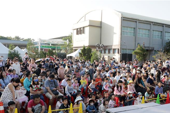 台南市政府9日在善糖园区举办甜蜜童乐会，现场涌入上万民眾同乐。（台南市政府提供／程炳璋台南传真）