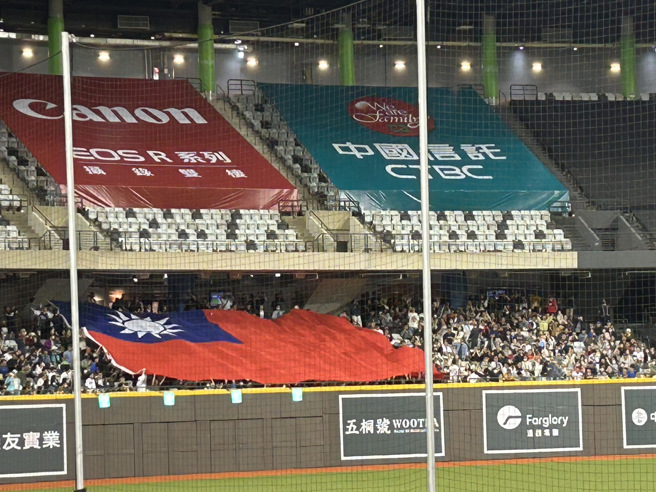 左外野出现中华民国国旗。（读者提供）