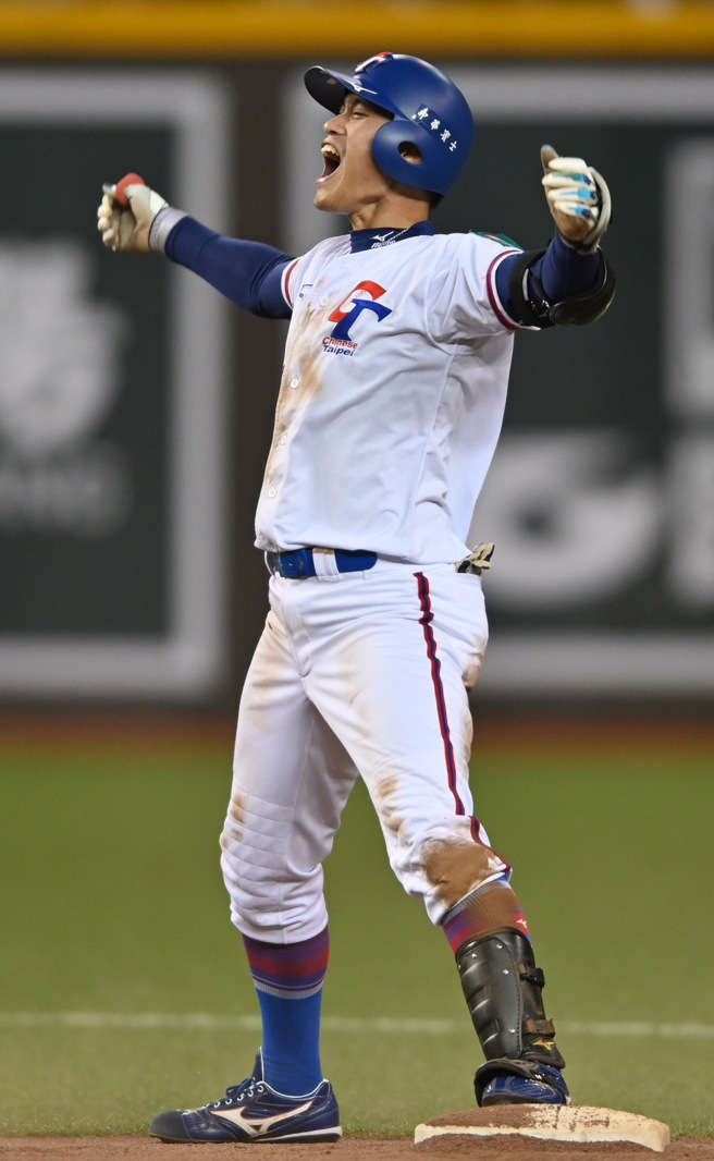 林承飞二垒安打延续攻势。（季志翔摄）