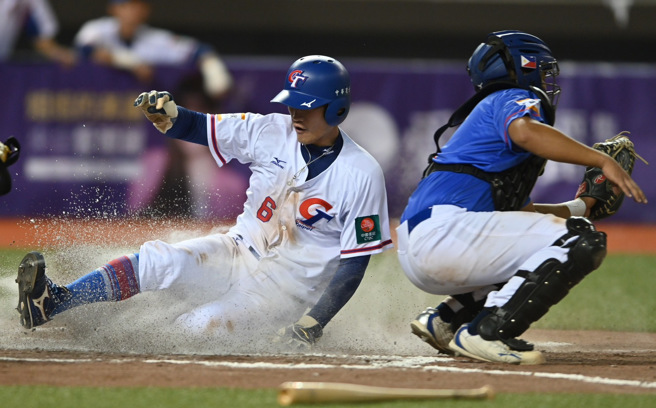 林承飞滑回中华队第2分（左）。（季志翔摄）