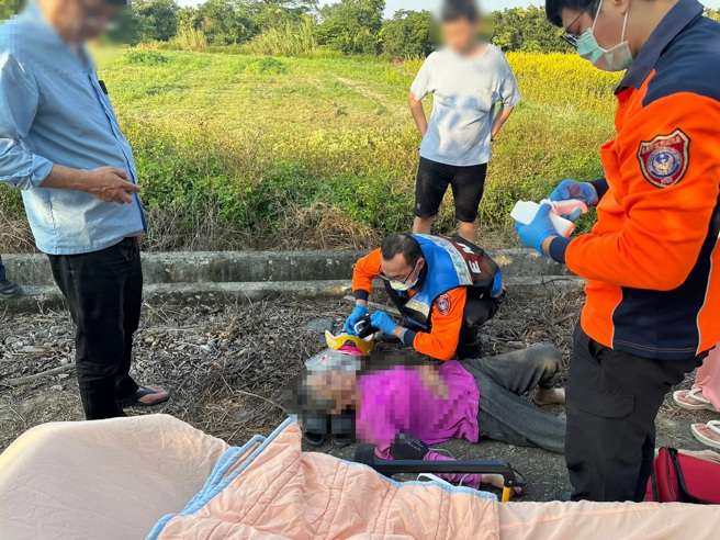 台南柳营一名80岁妇人独自外出失联，警方于人烟罕至的产业小径上寻获。（图／翻摄画面）