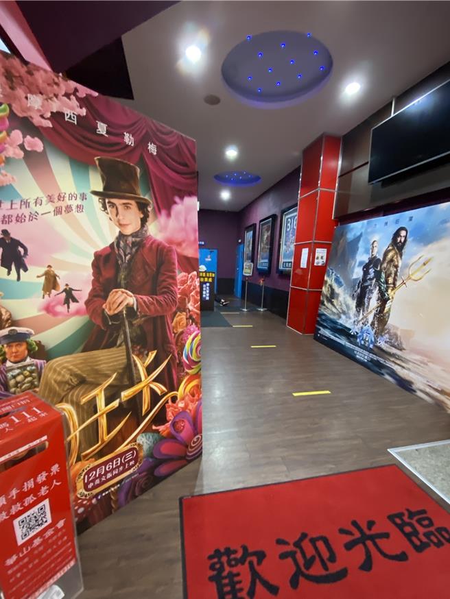 台中市丰原区丰源国际影城将于12月31日吹熄灯号，电影院外仍贴满宣传海报。（张妍溱摄）